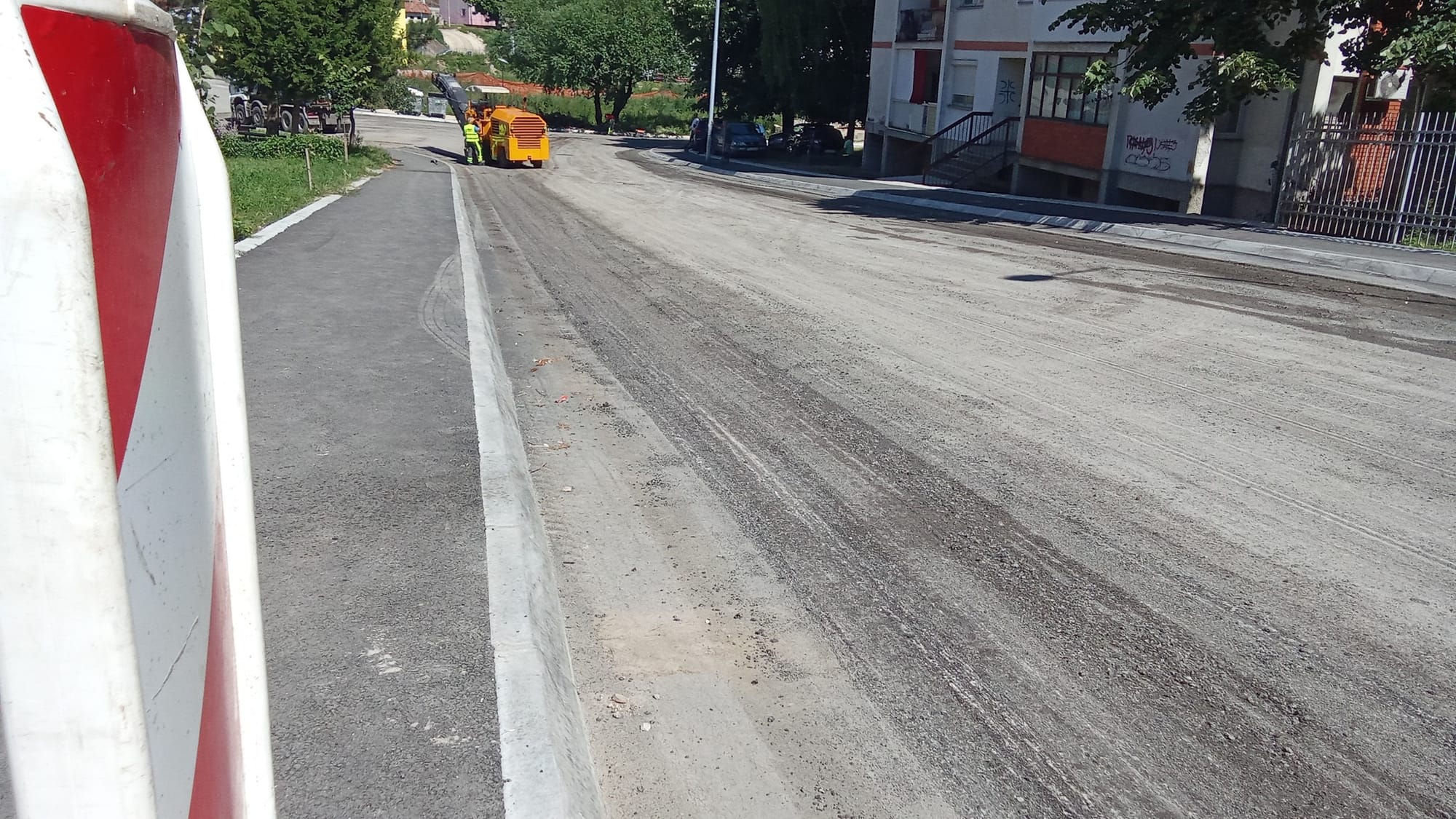 Skidaju nedavno stavljeni asfalt, da opet asfaltiraju