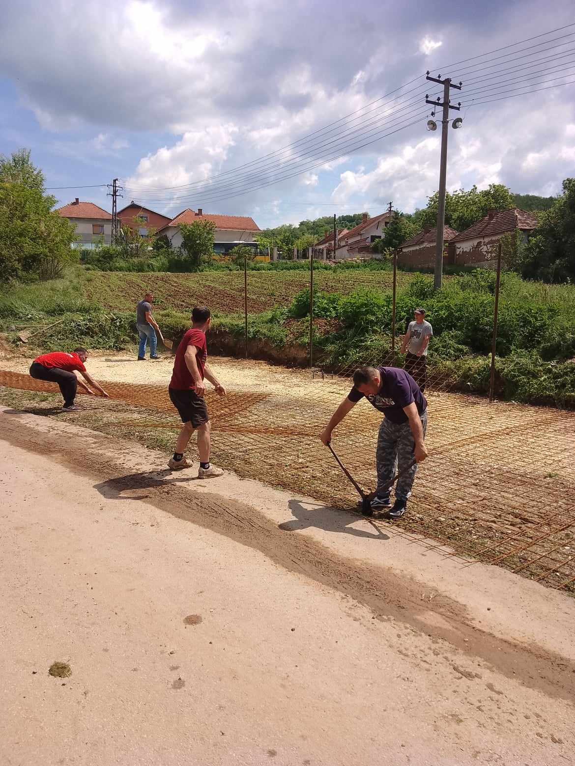 Meštani Bumbureka napravili igralište zahvaljujući donatorima