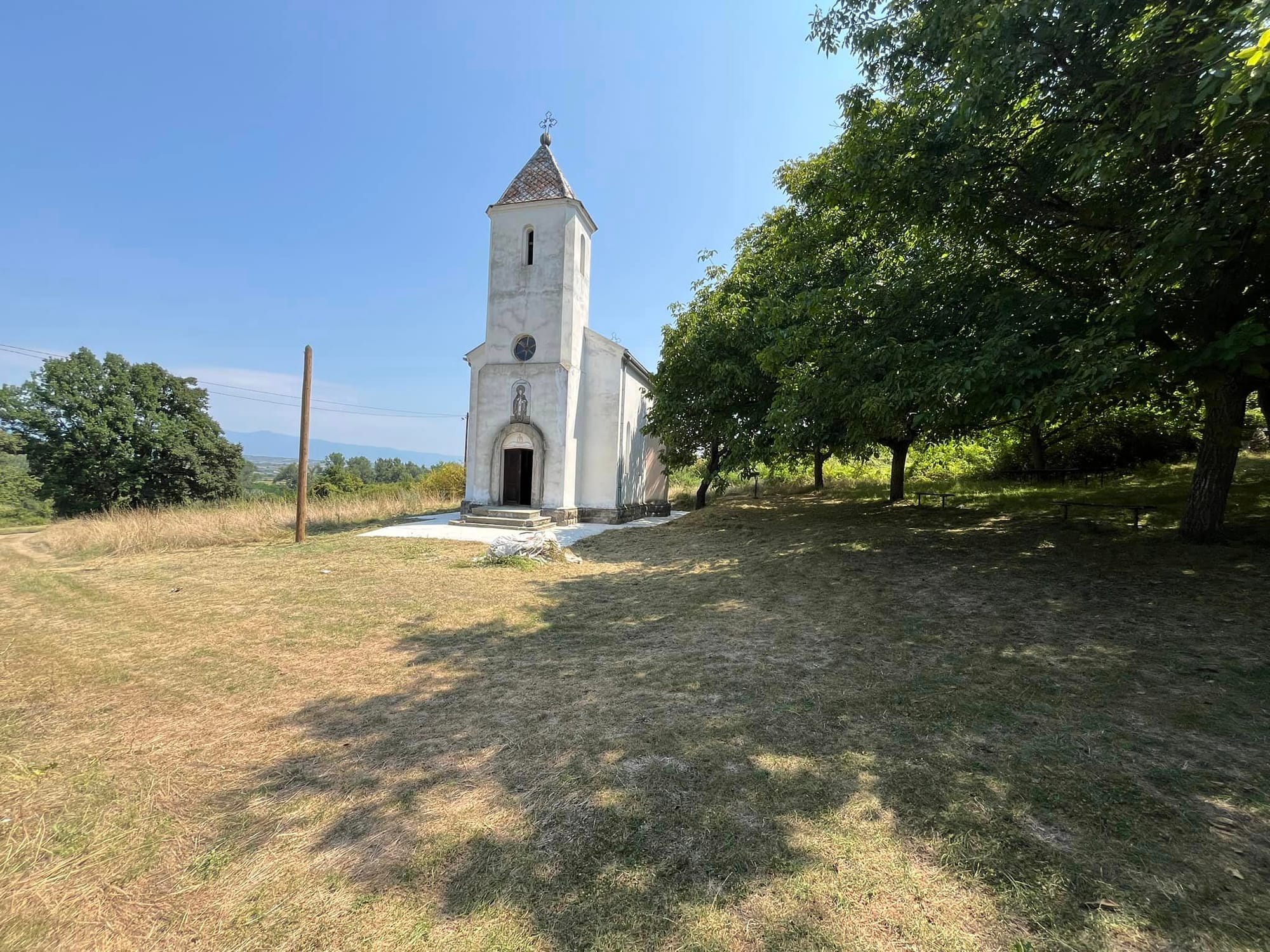 Meštani uredili prostor oko crkve