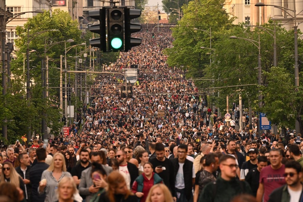 Srbija je protiv kopanja, a lokalni SNS funkcioneri daju podršku Vučića