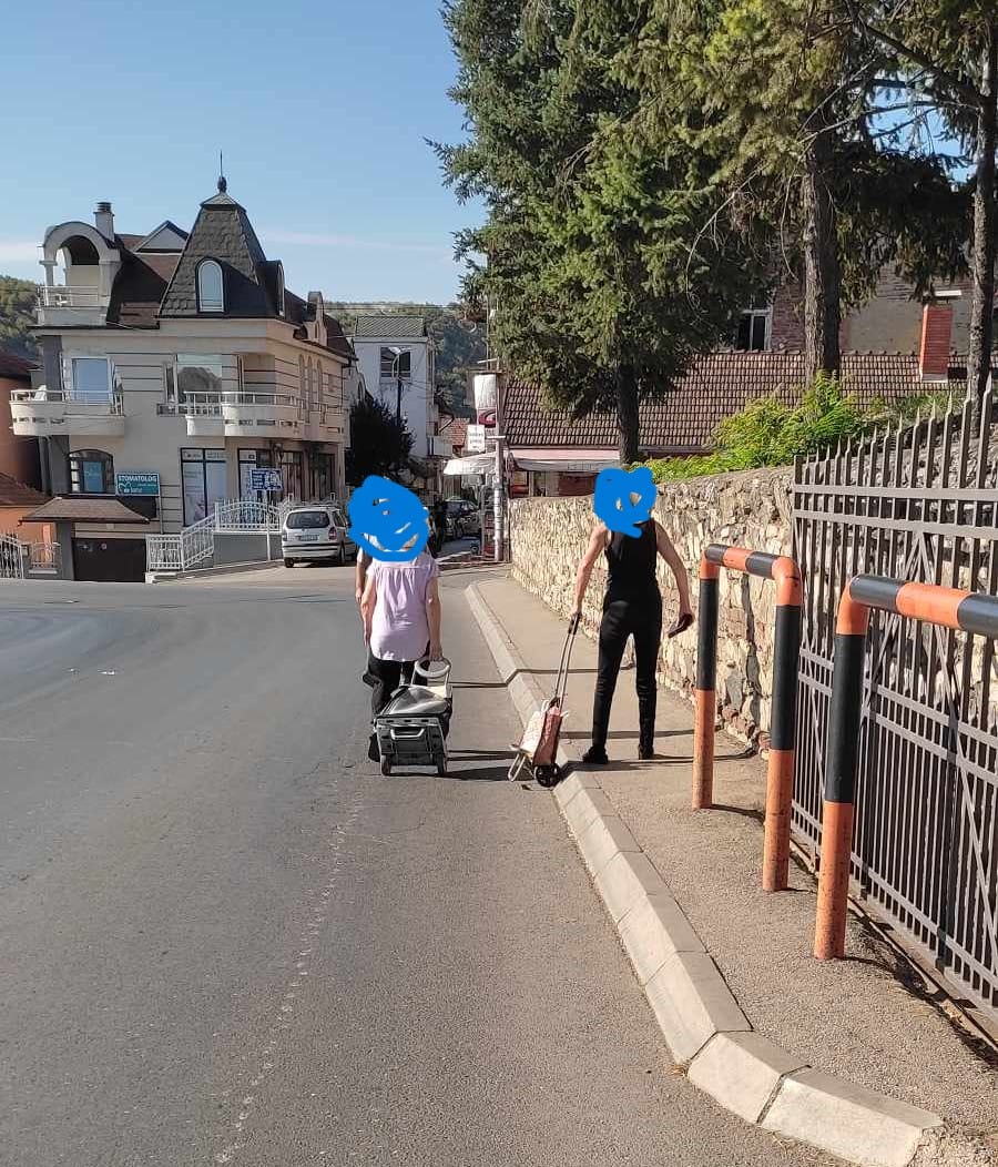 Ljudi se sapliću, padaju, a drugu stranu zauzeo privatan parking