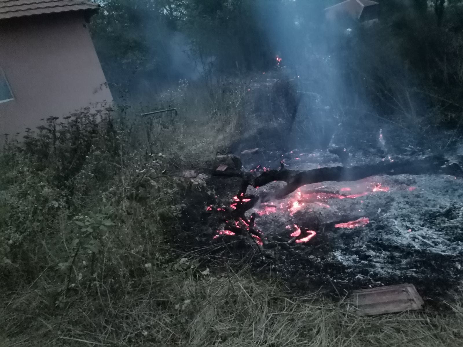 Požar u Zdravinju ugasili meštani, ali se plaše da opet ne bukne