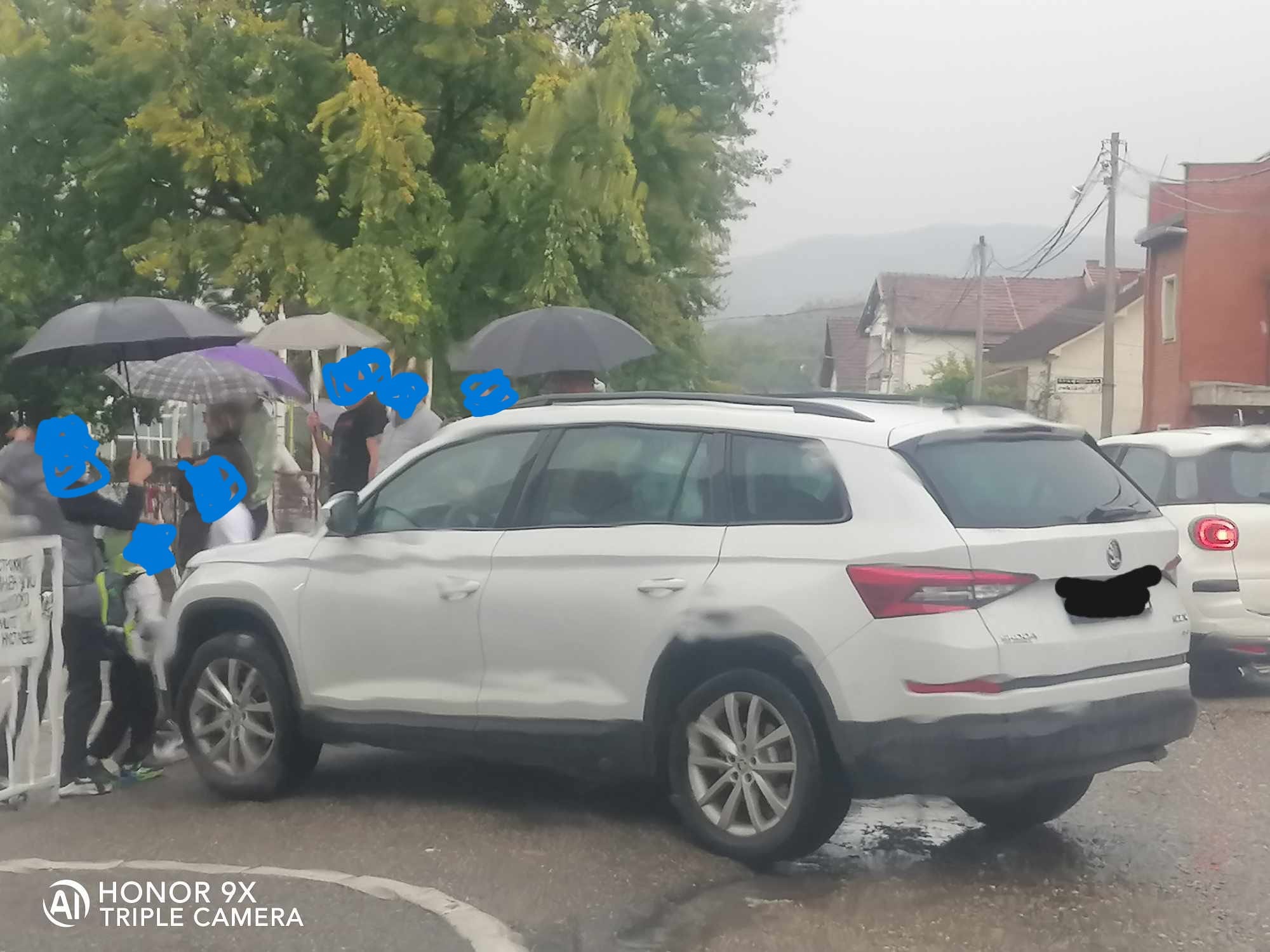 Parkirala se na samoj školskoj kapiji, pa se deca bukvalno preskala da prođu