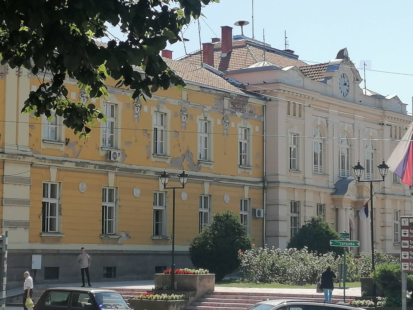 Viši i mlađi referenti, mlađi saradnici i silni savetnici- više radnika nego radnih mesta