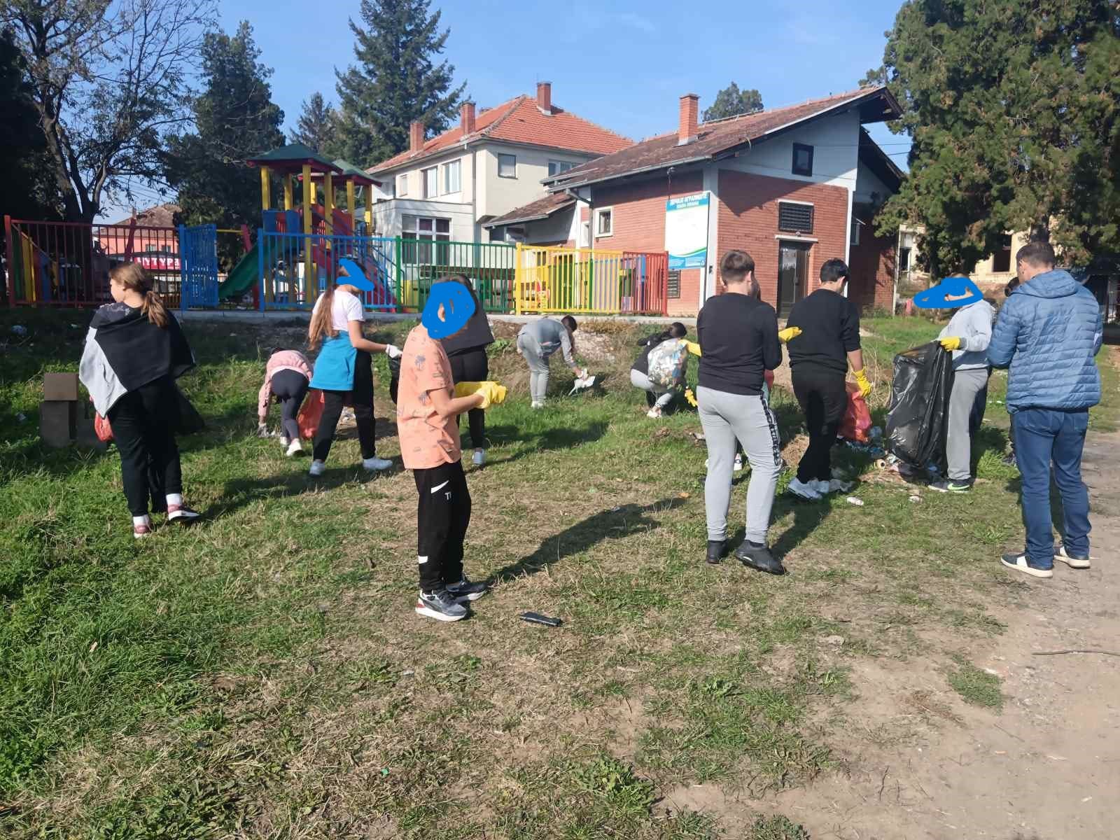 Gradski većnik i đaci čiste okruženje