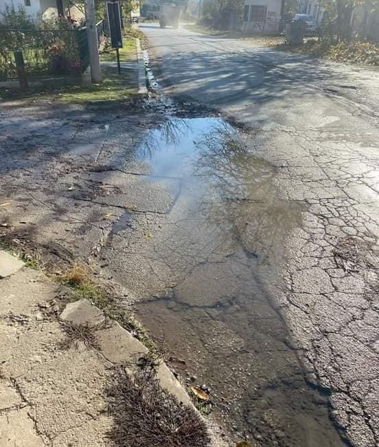 Preko puta Vodovoda dva meseca curi voda i nikom ništa